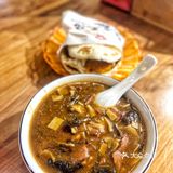 吃起来特别爽 牛肉夹馍肉给的实在 再夹个咸鸭蛋
