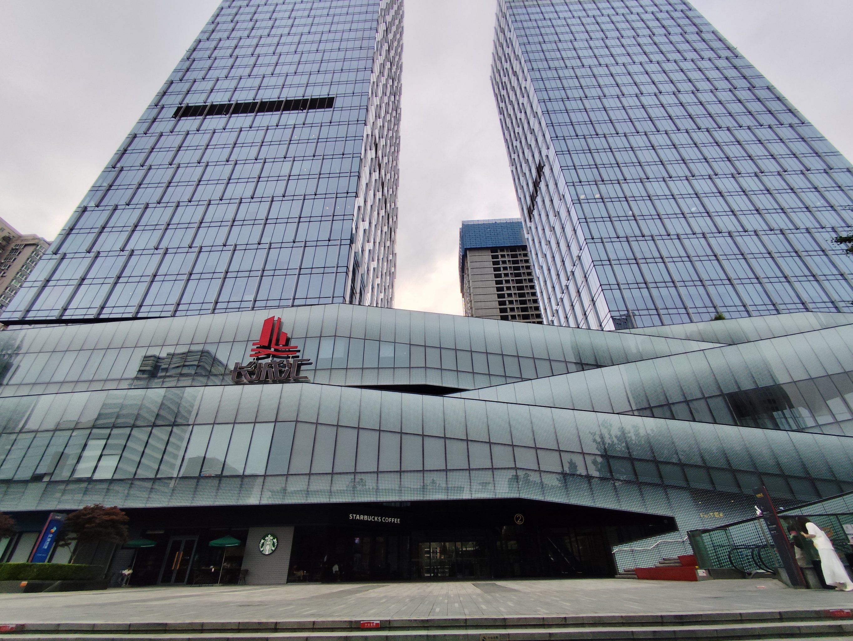 商场旁
也在大型高端商业体长城汇的负一楼
是间比较大型的健身房