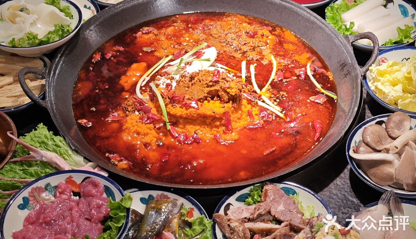 朋友跟我说有家火锅店在重庆当地传承了三代人了