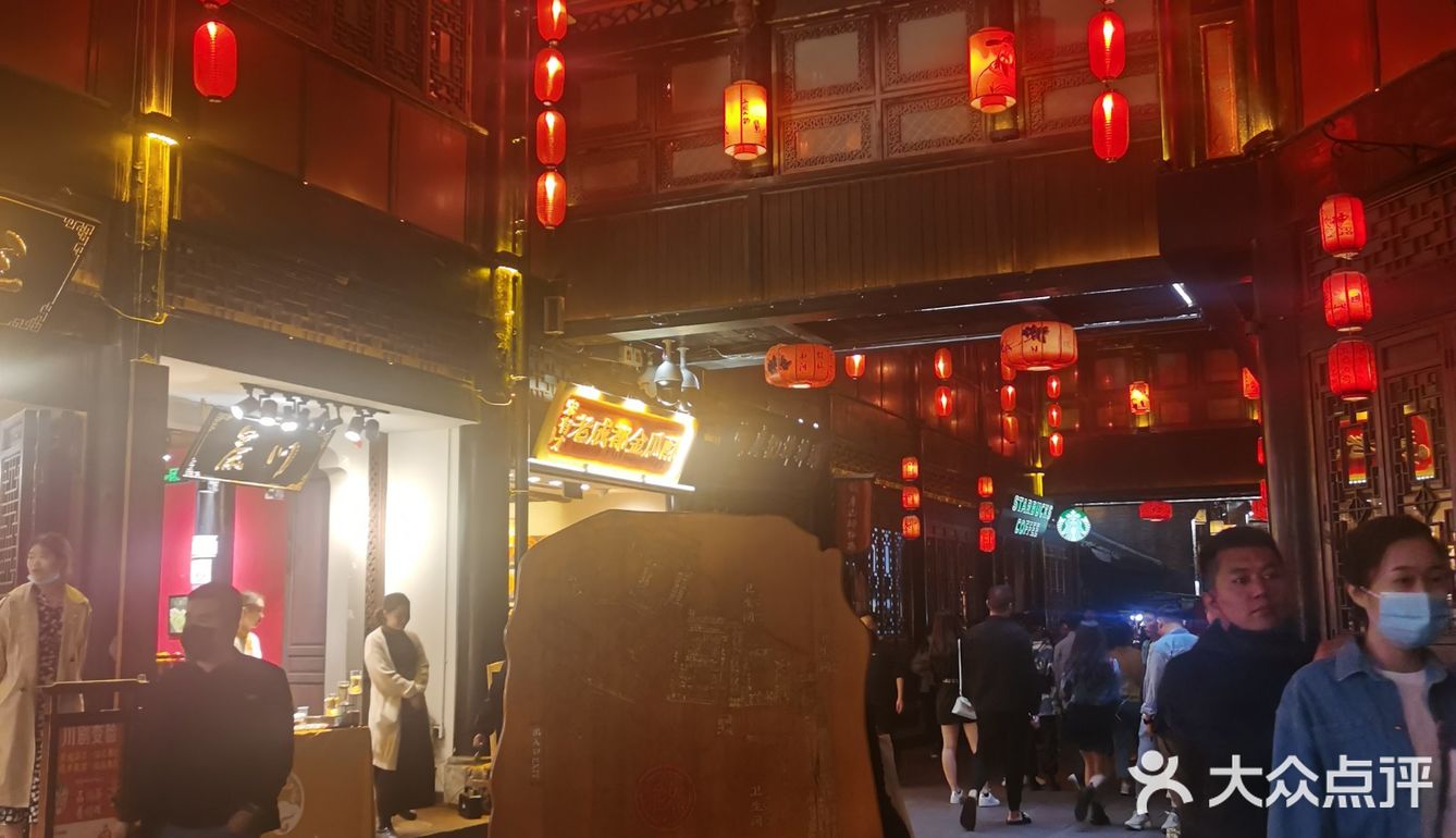 图片中的可能很多游客没有到的绿色的公园