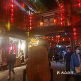 图片中的可能很多游客没有到的绿色的公园