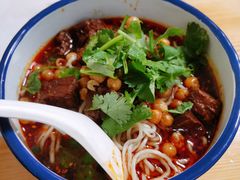 特色红烧牛肉面-胖胖板凳面