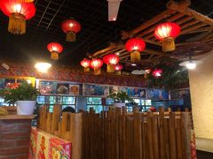 大堂-靠山屯东北农家菜(八龙桥雅苑店)
