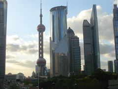 眺望东方明珠塔和中国银行大厦-陆家嘴空中步行连廊