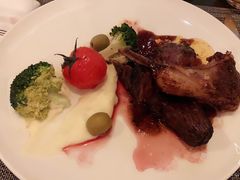 碳烤羊排配蔬菜及迷迭香红酒汁-WOLFGANG PUCK KITCHEN & BAR(迪士尼小镇店)