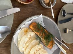 烟熏三文鱼配烤饺子皮和芥末籽酱-BOR Eatery(安福路店)