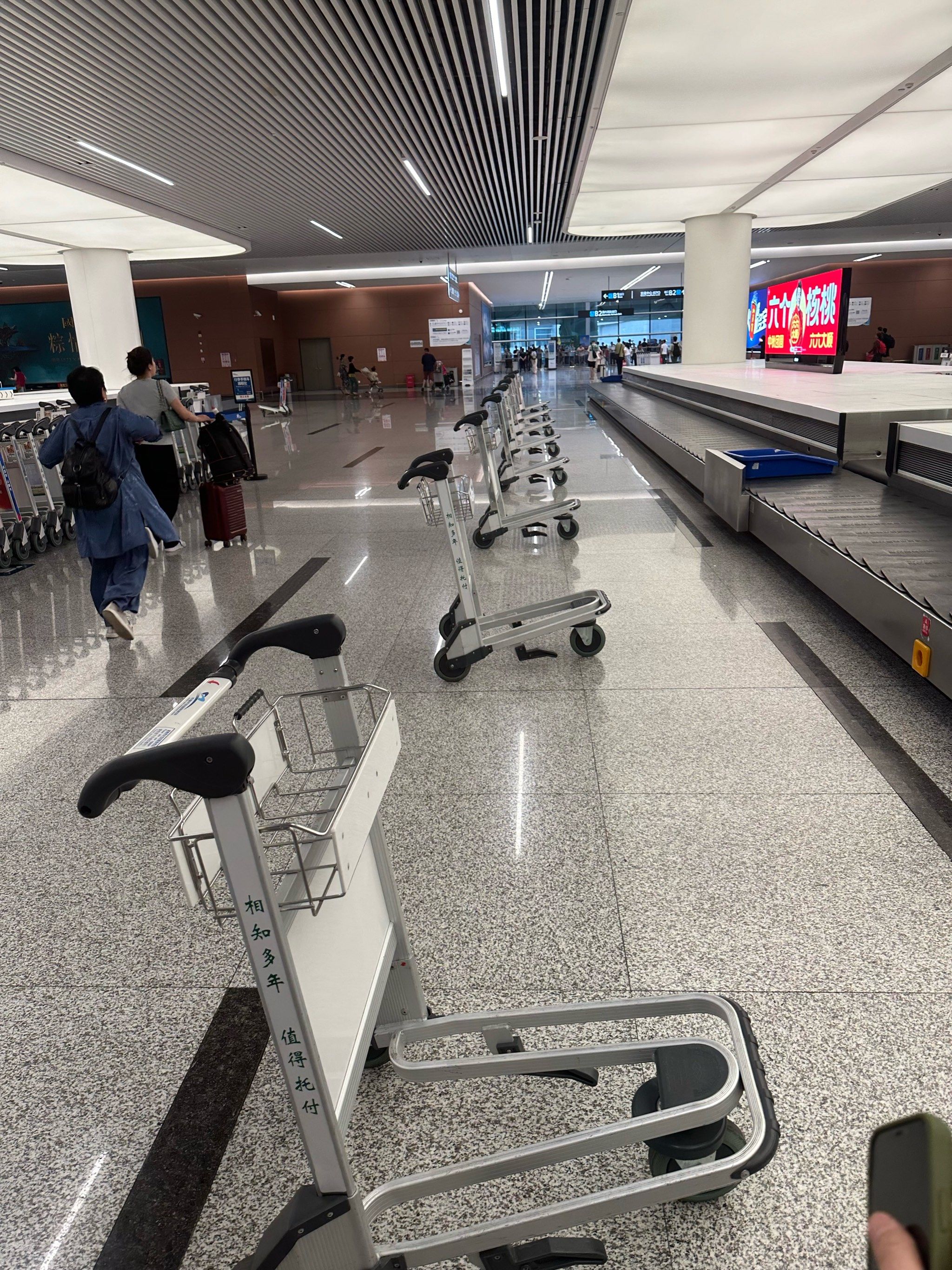 虽然行李盘边上摆放很贴心,但这个机场不想来了