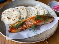 烟熏三文鱼配烤饺子皮和芥末籽酱-BOR Eatery(安福路店)