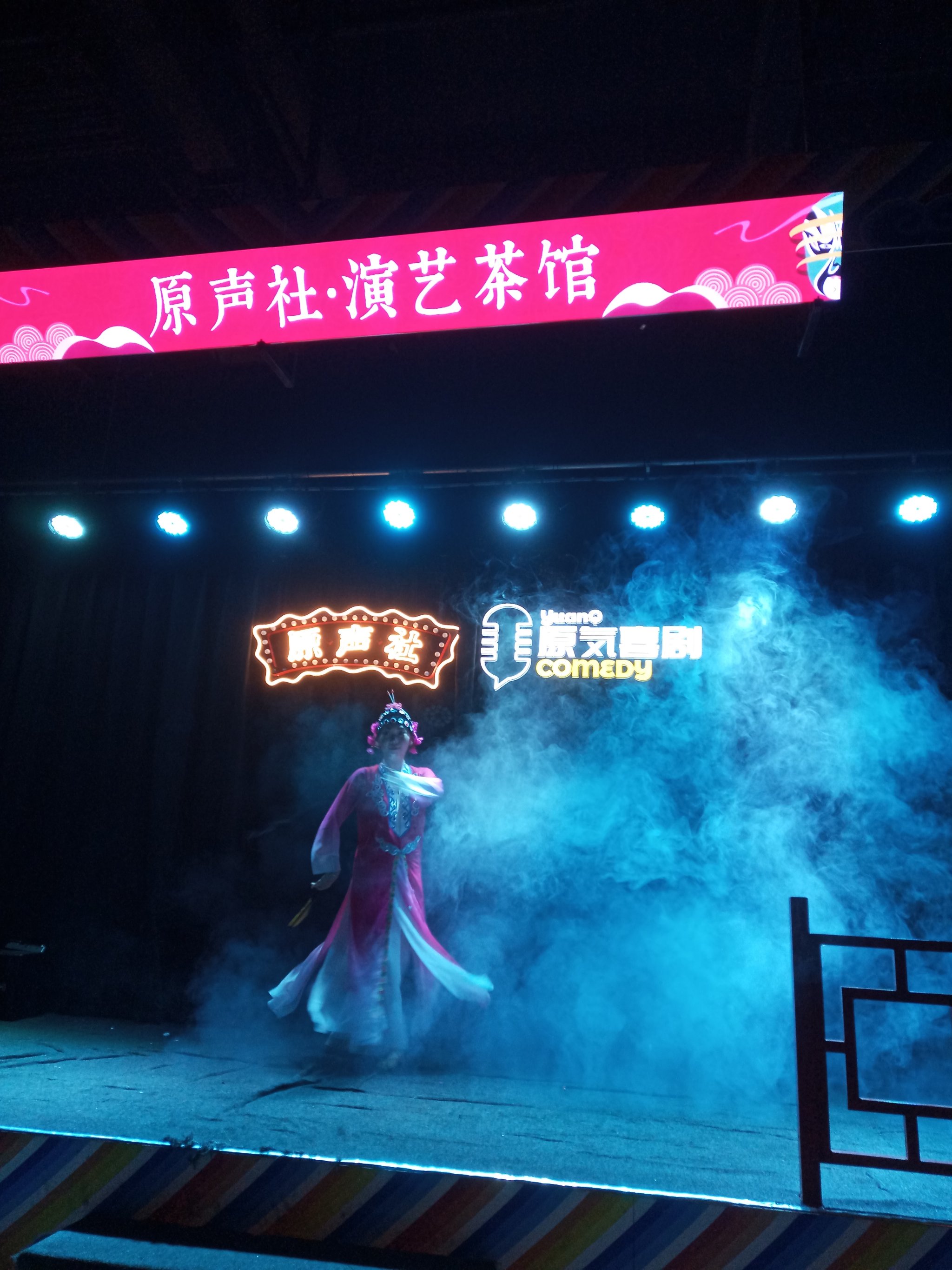 小县城地下歌舞团表演视频