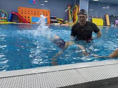 -蓝鲸奇亲子游泳俱乐部