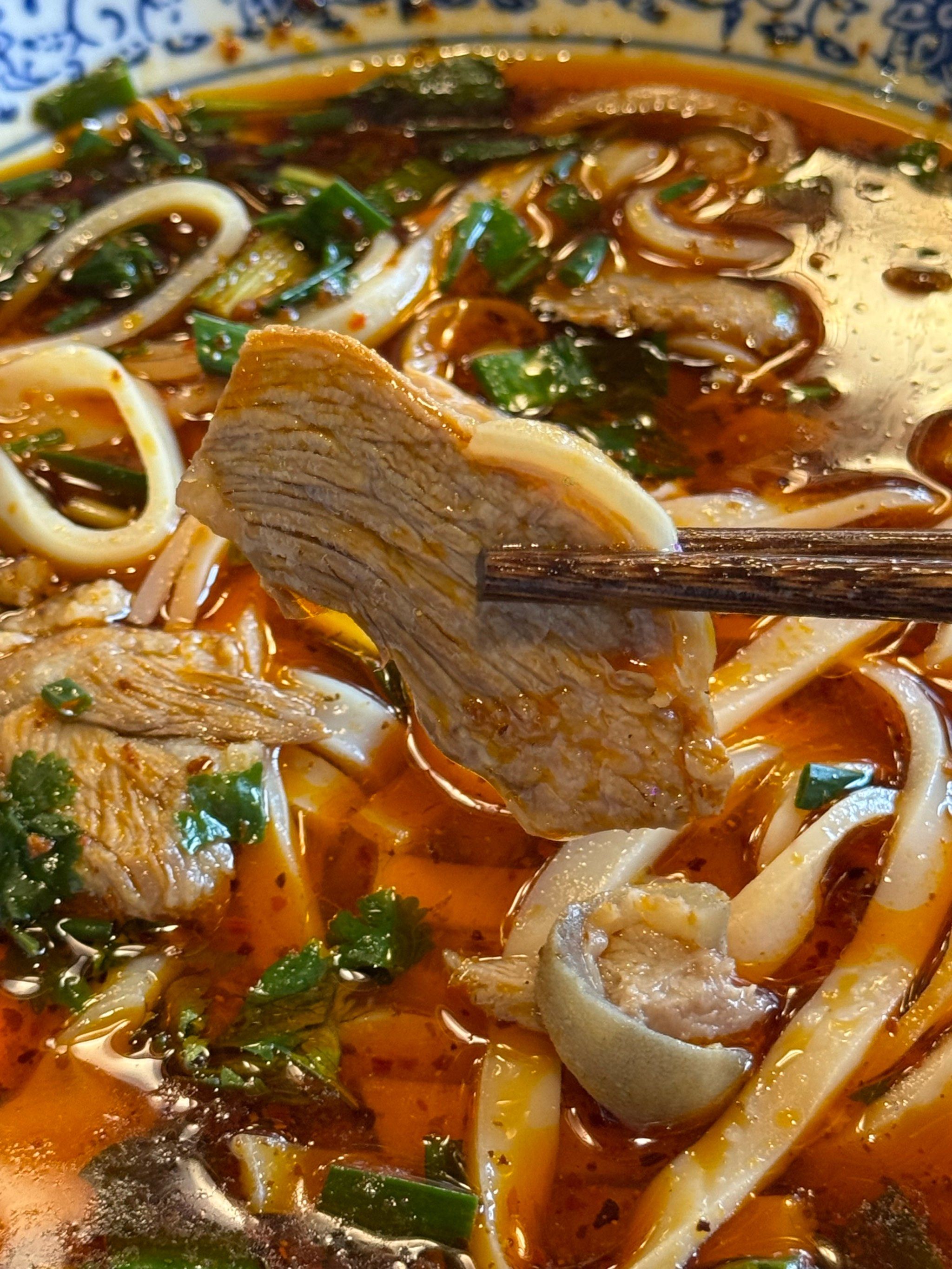 我很少用震撼来形容一家羊肉粉店