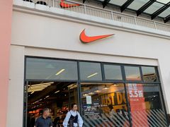 -NIKE上海青浦换季优惠店