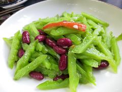苦瓜炒甜豆-乡村馕坑肉·烧烤·新疆菜·本地人更爱吃(阿勒泰首店)