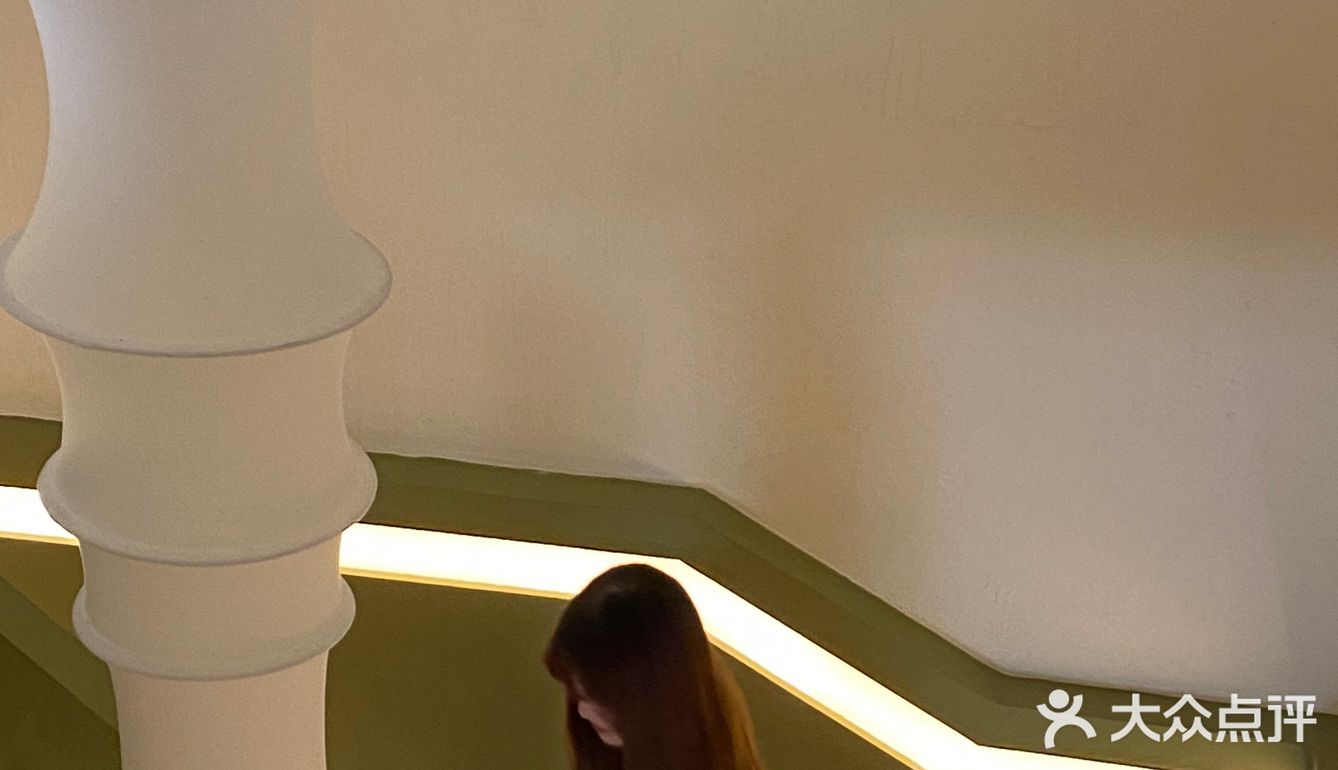 南阳探店下午茶 树下沐屋 超出片的旋转楼梯