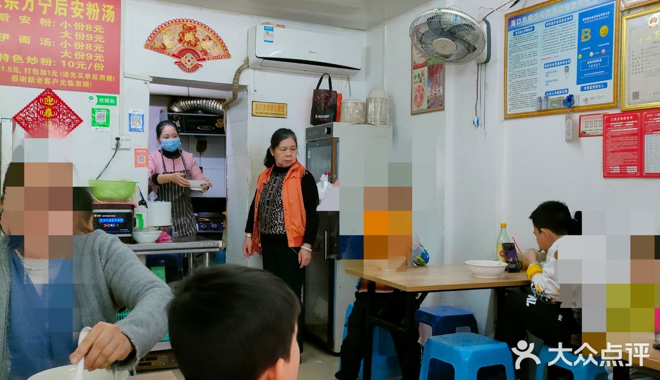 店员也是外地人,老板是不是就不知道了,挺多人吃的