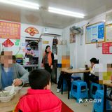 店员也是外地人,老板是不是就不知道了,挺多人吃的