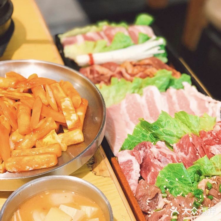 深圳最火爆的人气烧烤店 大口喝酒大口吃肉