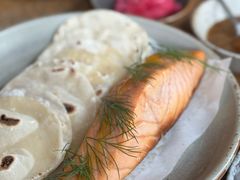 烟熏三文鱼配烤饺子皮和芥末籽酱-BOR Eatery(安福路店)