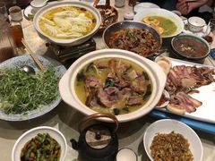 -帅巴人舅母子腊蹄民俗村
