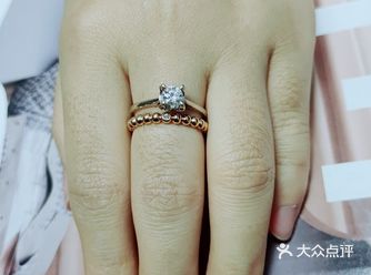 朋友之前在克徕帝买的，知道我要买婚戒，然后告诉我怎么