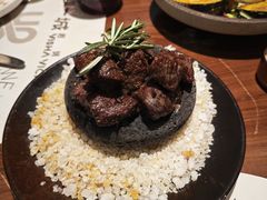 安格斯蒜香雪花一口牛-一沙一城·岩烤牛扒(深圳首店)