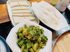 蒜泥黄瓜-三里屯土灶炖公鸡地锅鸡(江东店)