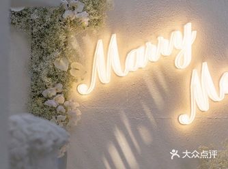 用女主角的姓名首字母“LJJ”做成雕塑，利用溶解感增