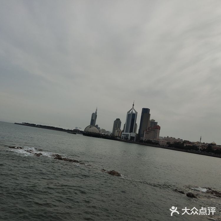 从西站口向东再向南走一段路就到了