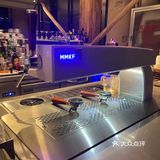 灯光茶香伴，玻璃盏倒影