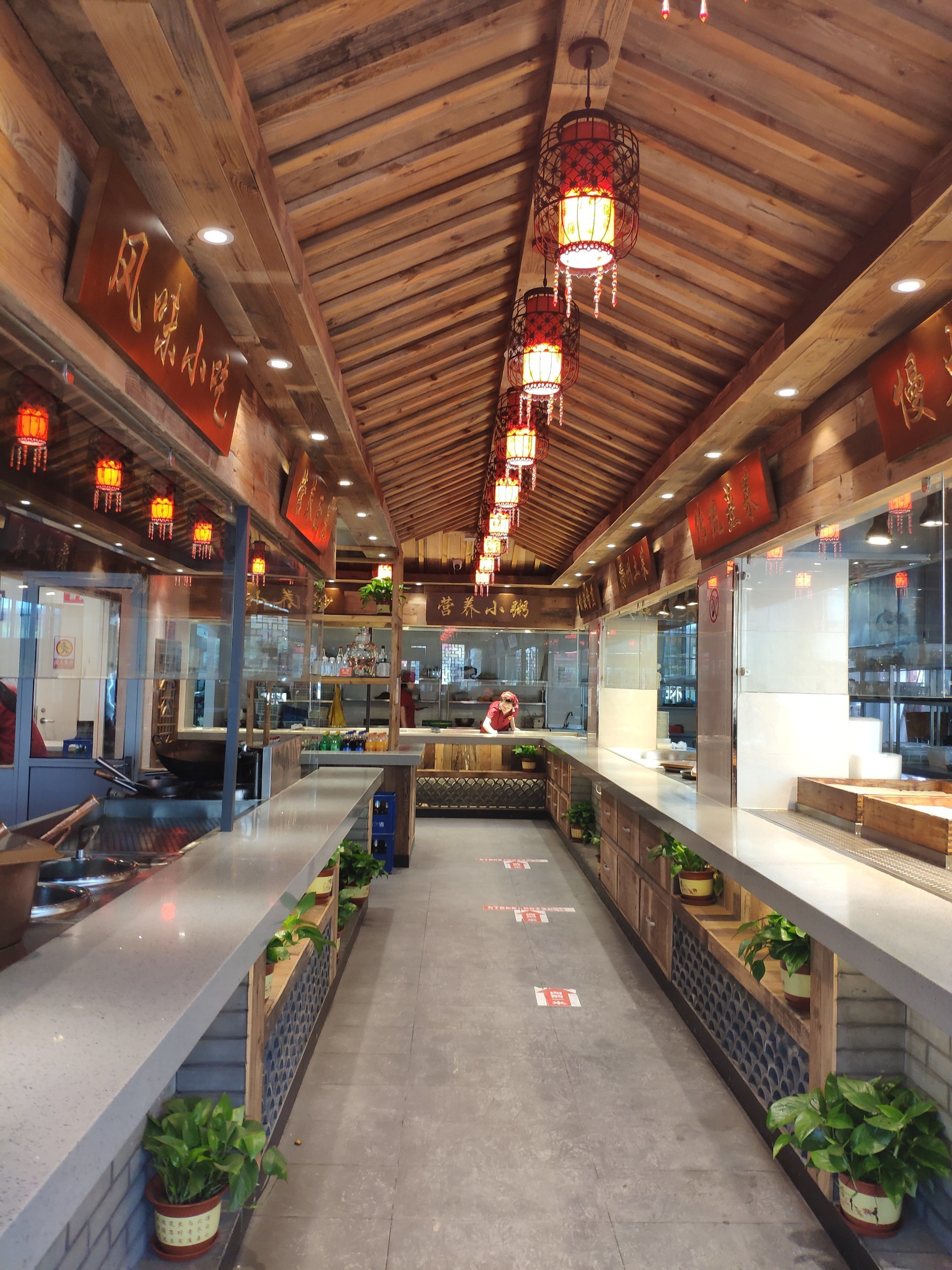 鸿喜饭堂在临安.店还是蛮大的.是家经营快