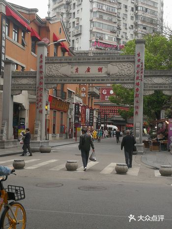 江汉路步行街附近，两条美食街值得一去