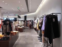 -URBAN REVIVO(高德置地广场·春广场店)