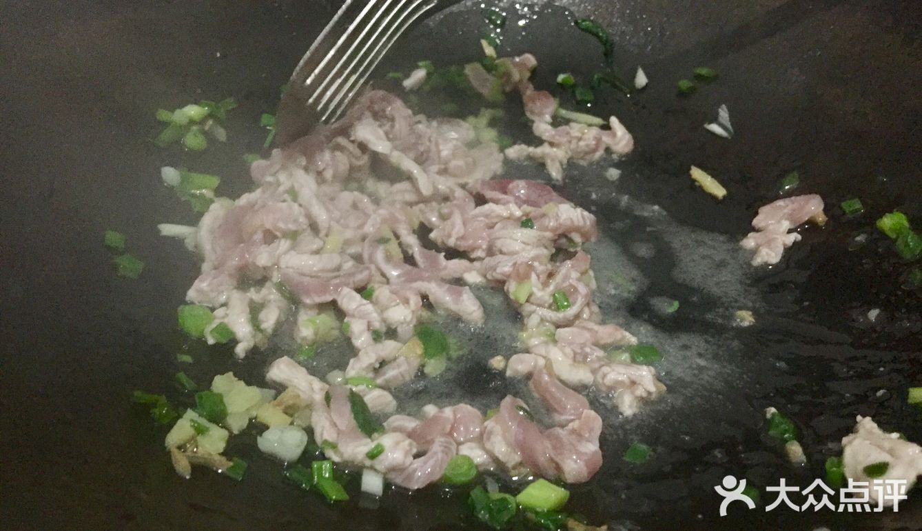 上桌就被消灭的西葫芦炒肉丝～
