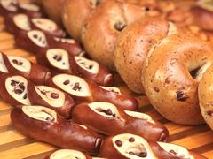 红豆碱水面包-WHEN PIGS FLY当猪飞