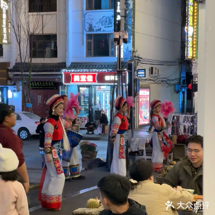 在这个咖啡店看着洱海发半天呆