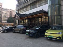 -郝优龙景轩大酒店宝杨路旗舰店-停车场