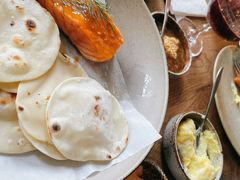 烟熏三文鱼配烤饺子皮和芥末籽酱-BOR Eatery(安福路店)