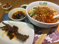-呷佬·长沙手工米粉(金沙江路店)