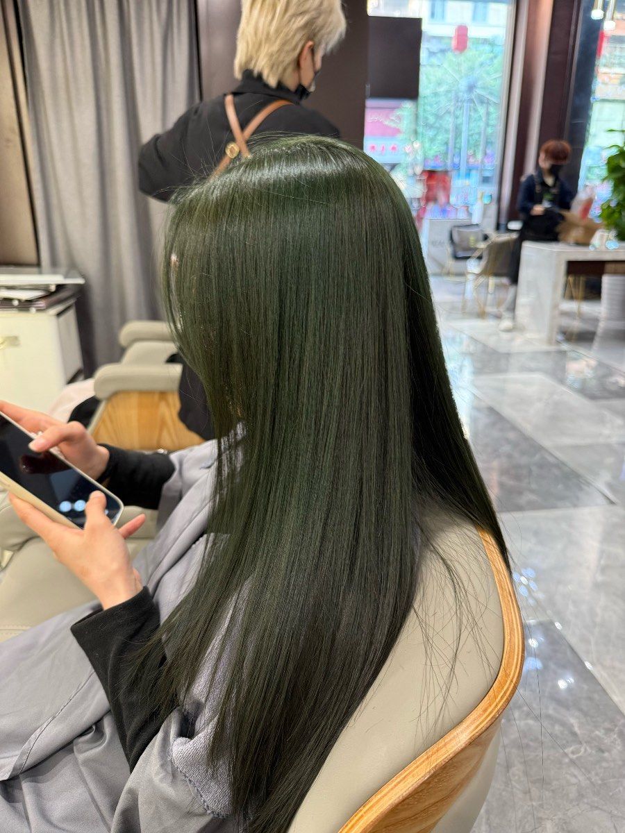 墨绿色染发,一种深邃而独特的发色选择.它
