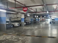 -绿地缤纷城-停车场