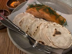 烟熏三文鱼配烤饺子皮和芥末籽酱-BOR Eatery(安福路店)