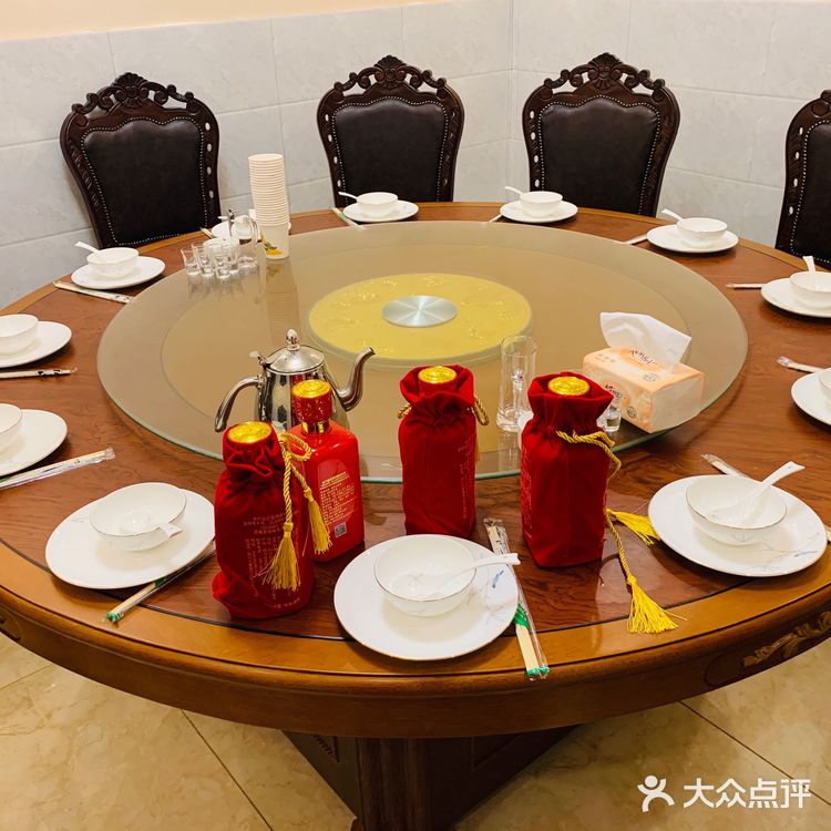 猪耳朵，牛头肉，凉粉，都不错，西湖牛肉羹，肚丝汤
