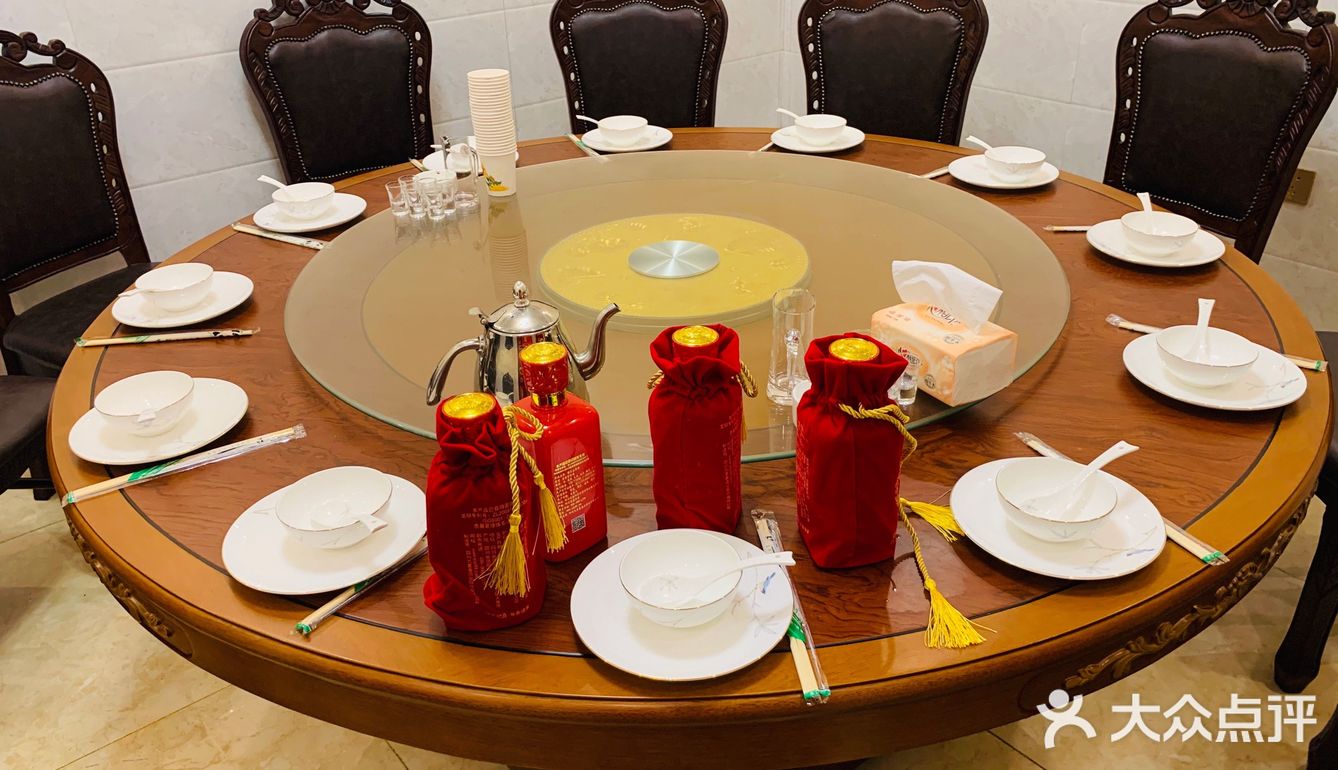 猪耳朵，牛头肉，凉粉，都不错，西湖牛肉羹，肚丝汤
