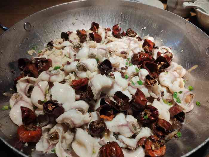 95我们2个人点的招牌干锅鱼,选的「黑鱼片」,然后还点了「魔芋」.