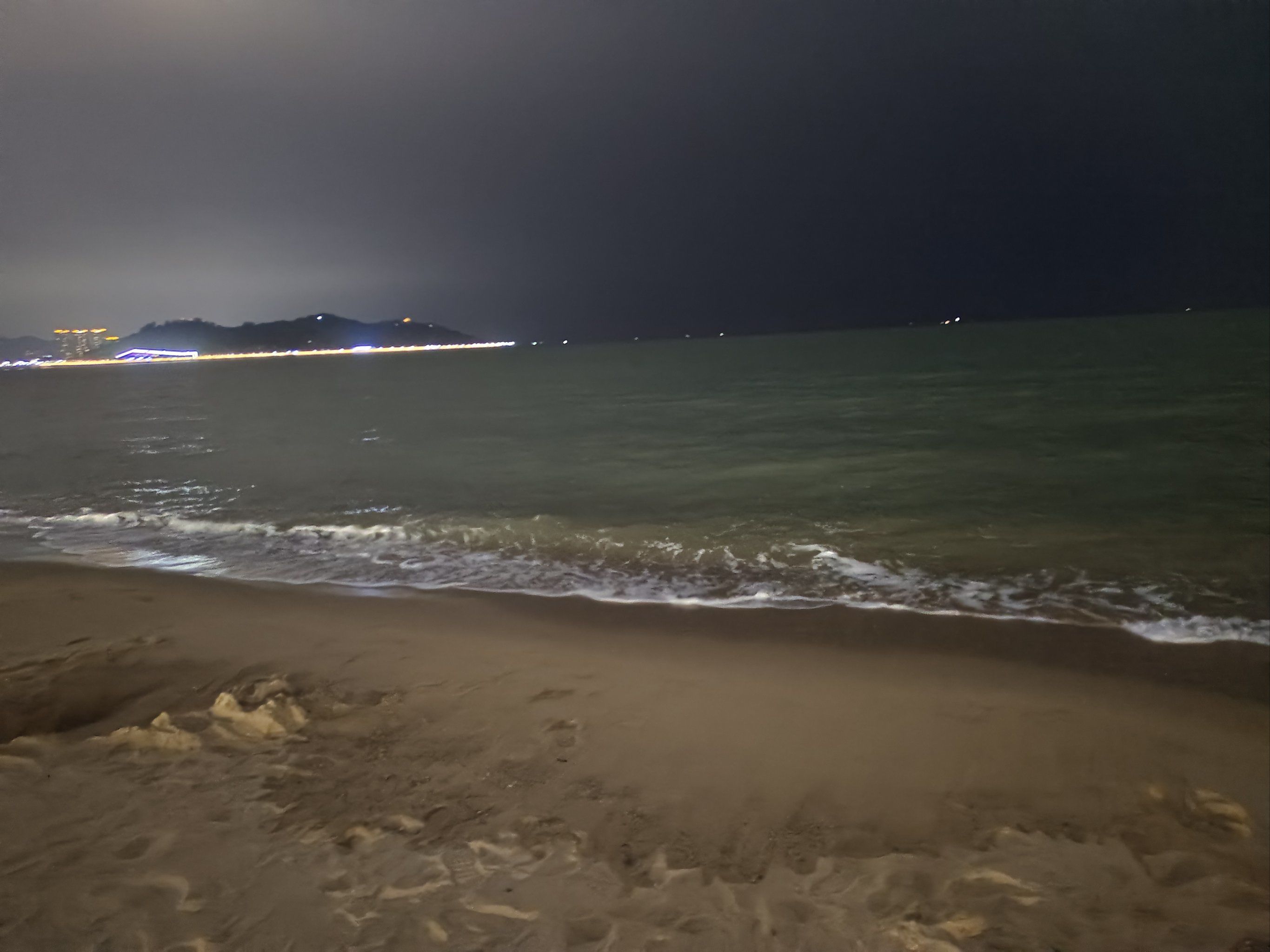 来这些海滩看夜景 今天晚上天气有点凉