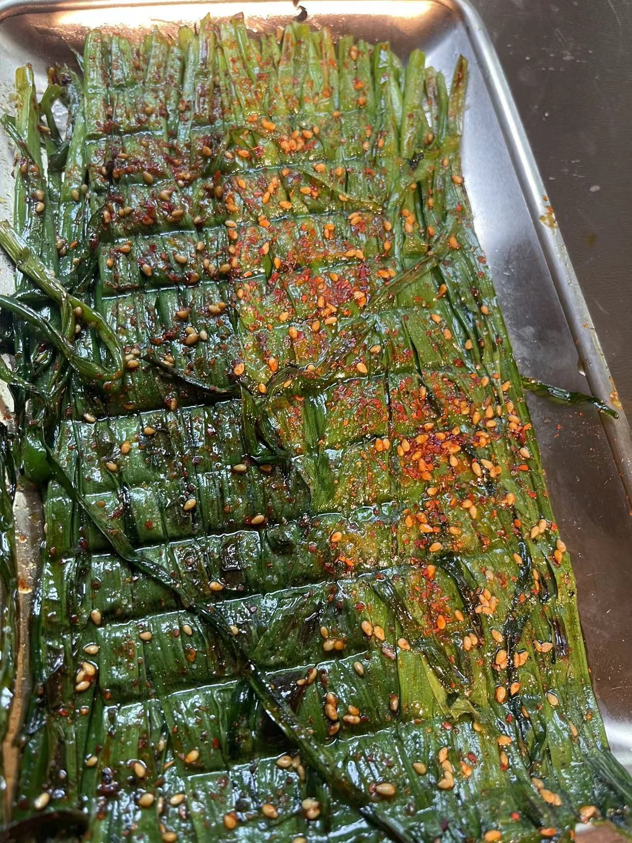 锡盟羔羊腿肉嫩多汁,吊炉大油边香脆可口