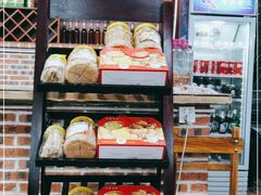 面包甜点陈列柜-万兴启丰椰子文化园餐厅