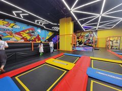 -爱蹦iBOON蹦床运动馆(江汉店)