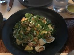 温热海鲜沙拉配牛油果-Mercato莫卡多露台餐厅与酒吧(K11店)
