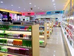 -上海化妆品时尚名品店